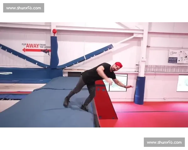 跑酷小伙炫技，摄影师才是真・硬核玩家